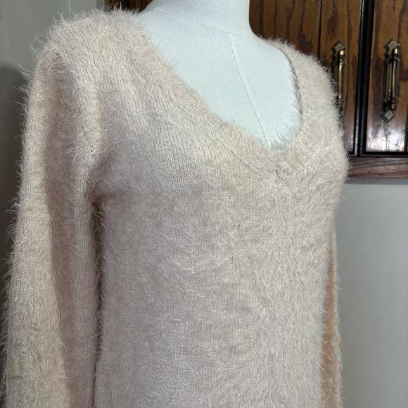 Soft Fuzzy Long Sleeve Pullover V-Neck Sweater Size Small Capezio Balletcore - Picture 2 of 6